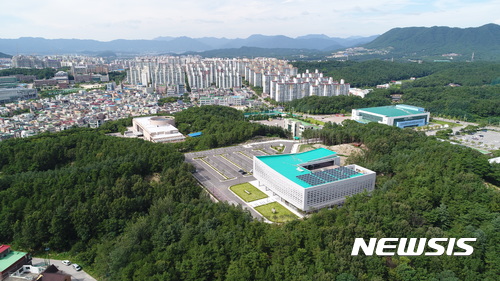 【춘천=뉴시스】조명규 기자 = 강원 춘천시 석사동 춘천시립도서관 전경.2017.11.27(사진=춘천시청 제공)