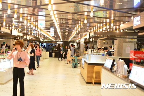 【창원=뉴시스】김기진 기자 =신세계백화점 마산점은 지하 1층에 면적 5016㎡(1520평)규모, 43개 푸드앤베이커리(F&B) 브랜드로 지난 4월 '고메 스트리트(Gourmet Street)'를 오픈했다. 사진은 26일 백화점 지하 1층 식당가를 찾은 고객들의 모습. 2017.08.26.&nbsp; photo@newsis.com