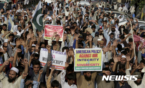 【라호르(파키스탄)=AP/뉴시스】파키스탄 국민들이 25일 라호르에서 파키스탄이 아프가시스탄의 반미 무장반군들의 은신처가 되고 있다는 도널드 트럼프 미 대통령의 비난에 항의하는 시위를 벌이고 있다. 파키스탄은 25일 파키스탄 인구가 2억명을 돌파해 2억770만명에 달한 것으로 인구 총조사 결과 드러났다고 발표했다. 2017.8.26