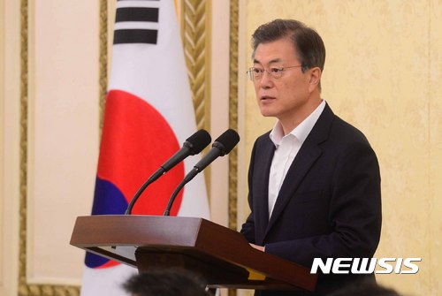 【서울=뉴시스】전신 기자 = 문재인 대통령이 26일 청와대 영빈관에서 열린 더불어민주당 국회의원 초청 오찬 및 간담회에서 인사말하고 있다. 2017.08.26. photo1006@newsis.com