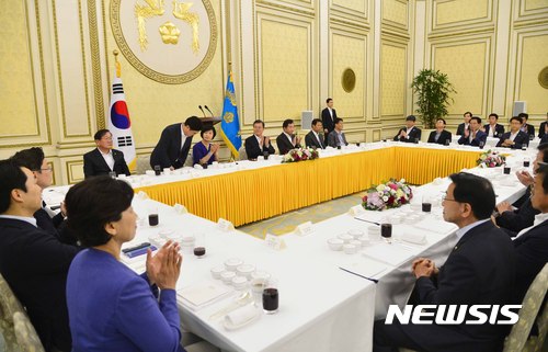 【서울=뉴시스】전신 기자 = 문재인 대통령이 26일 청와대 영빈관에서 열린 더불어민주당 국회의원 초청 오찬 및 간담회에서 우원식 원내대표의 인사말에 박수를 보내고 있다. 2017.08.26. photo1006@newsis.com