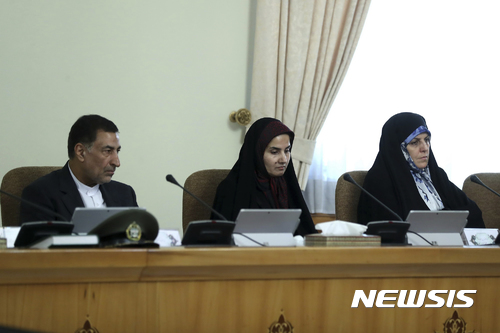 【테헤란=AP/뉴시스】이란 내각에서 여성 공직자가 히잡이 아닌 차도르만 착용해야 하는 분위기가 조성되자 하산 로하니 대통령 정부에 대한 비난이 커지고 있다고 AP통신이 26일(현지시간) 보도했다. 히잡과 바지를 착용했던 라야 조네이디 부통령이 최근 하버드대학 박사학위수여식에서 차도르를 입어 소셜미디어에서 비판이 일기 시작했다. 이란 대통령실이 지난 20일 공개한 사진으로 조네이디 부통령(가운데)이 테헤란에서 열린 각료회의에 참석한 모습. 2017.08.27