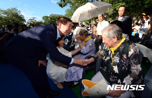 【서울=뉴시스】조성봉 기자 = 26일 오후 서울 중구 남산공원 구 통감관저터에서 열린 일본군 위안부 ‘기억의 터’ 1주년 기념행사에서 박원순 서울시장과 강난희 여사가 김복동, 길원옥(오른쪽) 할머니와 인사하고 있다. 2017.08.26.suncho21@newsis.com