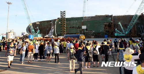 【목포=뉴시스】신대희 기자 = 26일 오후 전남 목포신항만에서 '세월호 미수습자 수습 염원 문화제'에 참여한 시민들이 세월호 선체를 바라보고 있다. 2017.08.26. sdhdream@newsis.com