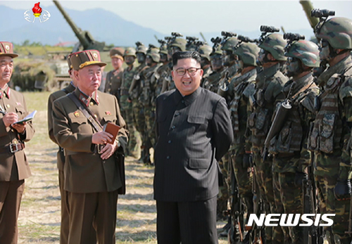 【서울=뉴시스】 북한 조선중앙TV는 김정은 노동당 위원장이 선군절(8월 25일)을 맞아 북한 특수부대의 백령도와 대연평도 점령을 위한 가상훈련을 참관했다고 26일 보도했다. 2017.08.26. (출처=조선중앙TV 캡쳐)   photo@newsis.com