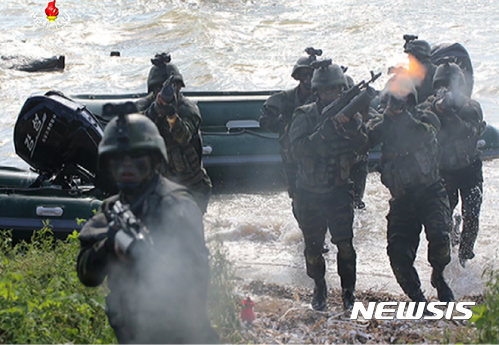 【서울=뉴시스】 북한 조선중앙TV는 김정은 노동당 위원장이 선군절(8월 25일)을 맞아 북한 특수부대의 백령도와 대연평도 점령을 위한 가상훈련을 참관했다고 26일 보도했다. 2017.08.26. (출처=조선중앙TV 캡쳐)   photo@newsis.com