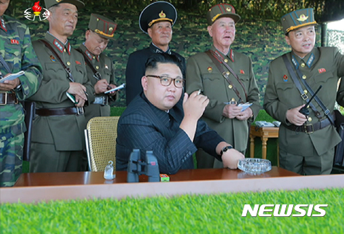 【서울=뉴시스】 북한 조선중앙TV는 김정은 노동당 위원장이 선군절(8월 25일)을 맞아 북한 특수부대의 백령도와 대연평도 점령을 위한 가상훈련을 참관했다고 26일 보도했다. 2017.08.26. (출처=조선중앙TV 캡쳐)&nbsp;&nbsp; photo@newsis.com&nbsp; 