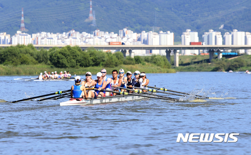 【대구=뉴시스】정창오 기자 = 26일 오후 대구시 달성군 낙동조정장에서 열린 융합팀 12㎞ 수상 조정경기에 참여한 학생들이 낙동강 물살을 가르며 힘차게 노를 젖고 있다. 2017.08.27.(사진=DGIST 제공)  photo@newsis.com