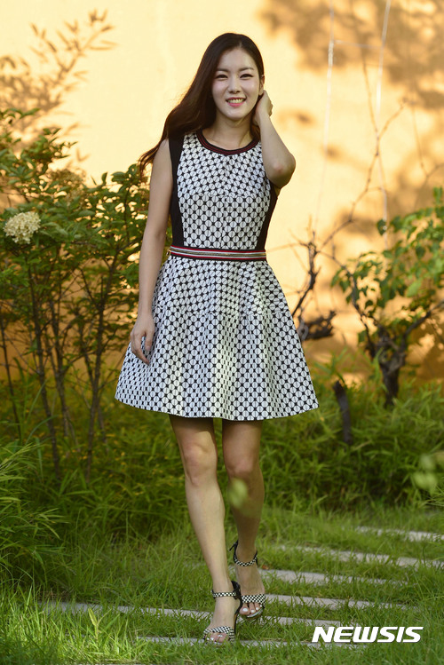 【서울=뉴시스】최동준 기자 = 뮤지컬 '브로드웨이 42번가'의 배우 오소연이 22일 서울 디큐브아트센터에서 뉴시스와 인터뷰 전 포즈를 취하고 있다. 2017.08.27. photocdj@newsis.com