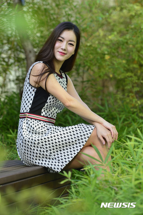 【서울=뉴시스】최동준 기자 = 뮤지컬 '브로드웨이 42번가'의 배우 오소연이 22일 서울 디큐브아트센터에서 뉴시스와 인터뷰 전 포즈를 취하고 있다. 2017.08.27. photocdj@newsis.com