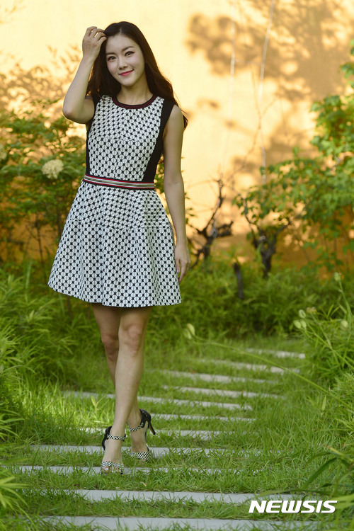 【서울=뉴시스】최동준 기자 = 뮤지컬 '브로드웨이 42번가'의 배우 오소연이 22일 서울 디큐브아트센터에서 뉴시스와 인터뷰 전 포즈를 취하고 있다. 2017.08.27. photocdj@newsis.com