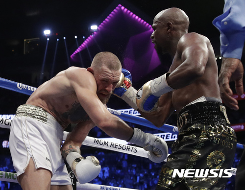 【라스베이거스=AP/뉴시스】 플로이드 메이웨더 주니어(40·미국)가 27일(한국시간) 미국 네바다주 라스베이거스의 T-모바일 아레나에서 열린 맥그리거와의 슈퍼웰터급(69.85㎏) 복싱(12라운드) 경기에서 코너 맥그리거(29·아일랜드)에 10라운드 TKO 승을 거뒀다.