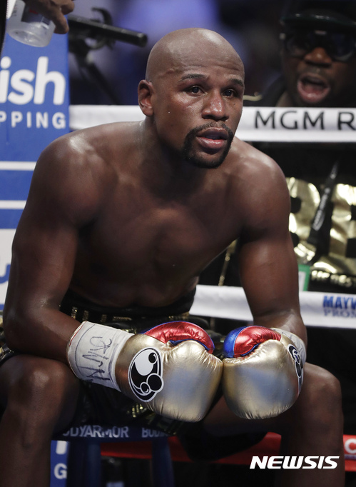 【라스베이거스=AP/뉴시스】미국의 ‘무패 복서’ 플로이드 메이웨더 주니어가 카지노 슬롯머신 게임을 즐기다가 10만 500달러 (약 1억 1356만원)를 땄다고 영국 매체 데일리 메일, 미러 등 외신들이 6일(현지시간) 보도했다. 메이웨더 주니어가 지난 8월 26일 라스베이거스에서 UFC 슈퍼스타' 코너 맥그리거와의 대결에서 잠시 쉬고 있다. 2017.09.07
