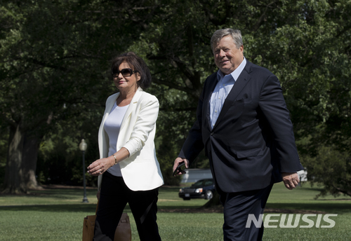【워싱턴=AP/뉴시스】도널드 트럼프 미 대통령의 장인&nbsp; 장모인 빅토르 크나브스와 아말리아 크나브스가 지난 2017년 6월18일 백악관 사우스 론을 걷고 있다. 빅토르와 아말리아가 미국 영주권을 획득한 것으로 알려지면서 이들이 트럼프 대통령이 반대하고 있는 가족 초청 이민을 통해 영주권을 받은 것이 아니냐는 의혹이 제기되고 있다. 2018.2.22
