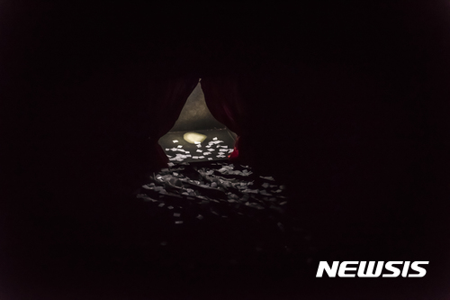 【서울=뉴시스】 남산예술센터 '천사 - 유보된 제목'. 2017.08.28. (사진 = 서울문화재단 제공) photo@newsis.com