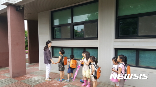 【홍성·예산=뉴시스】충남지역 한  유치원 원아들이 CCTV 보호 속에 학습활동을 하고 있다. 