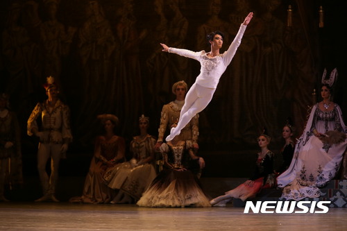 【서울=뉴시스】 김기민 수석무용수, 마린스키 발레단 '백조의 호수' 중. 2017.08.28. (사진 = N.Razina·서울콘서트매니지먼트 제공) photo@newsis.com 