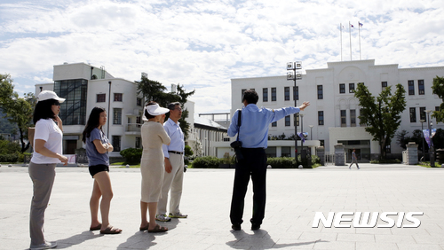 【광주=뉴시스】류형근 기자 = 광주문화재단은 28일 뉴욕에 거주하고 있는 교포인 정경택(Peter Jeong) 뉴저지 블룸필드 대학 부총장 가족이 최근 5·18광주민주화운동을 알리기 위해 운영되고 있는 '5·18택시운전사'를 통해 광주 곳곳의 5월 현장을 둘러봤다고 밝혔다. 2017.08.28. (사진=광주문화재단 제공) photo@newsis.com