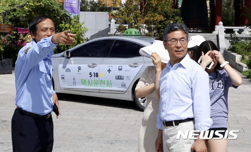 【광주=뉴시스】류형근 기자 = 광주문화재단은 28일 뉴욕에 거주하고 있는 교포인 정경택(Peter Jeong) 뉴저지 블룸필드 대학 부총장 가족이 최근 5·18광주민주화운동을 알리기 위해 운영되고 있는 '5·18택시운전사'를 통해 광주 곳곳의 5월 현장을 둘러봤다고 밝혔다. 2017.08.28. (사진=광주문화재단 제공) photo@newsis.com