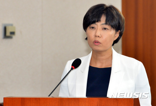 【서울=뉴시스】배훈식 기자 = 28일 오전 서울 여의도 국회 법제사법위원회 회의실에서 열린 헌법재판관 후보자 인사청문회에 참석한 이유정 후보자가 모두발언하고 있다. 2017.08.28. dahora83@newsis.com