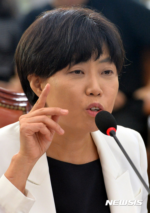 【서울=뉴시스】배훈식 기자 = 28일 오전 서울 여의도 국회 법제사법위원회 회의실에서 열린 헌법재판관 후보자 인사청문회에 참석한 이유정 후보자가 의원 질의에 답변하고 있다. 2017.08.28. dahora83@newsis.com