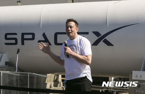 【호손=AP/뉴시스】테슬라와 스페이스X의 설립자 겸 최고경영자인 일론 머크가 27일(현지시간) 캘리포니아주 호손에 있는 스페이스X 하이퍼루프 트랙에서 '하이퍼루프 팟 경연대회 2'에 참여한 팀들을 격려하고 있다. 우승은 독일 뮌헨기술대학의 WARR 팀이 차지했다. 하이퍼루프(hyperloop)는 머스크가 추진하고 있는 진공튜브 열차로, 최대 시속 1300km의 속도를 낸다. 앞서 26일 블룸버그통신은 머스크가 인간의 뇌와 컴퓨터를 연결하는 방법을 연구하는 스타트업 뉴럴링크(Neuralink)를 위해 2700만 달러를 모금했다고 보도했다. 