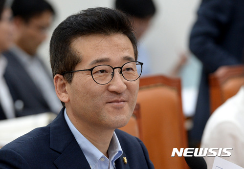 【서울=뉴시스】이영환 기자 = 28일 오후 서울 여의도 국회 예산결산특별위원회 소회의실에서 열린 결산심사소위원회에 참석한 국민의당 최명길 의원이 미소짓고 있다. 이날 열린 결산심사소위원회에서 2016회계연도 결산, 2016회계연도 예비비지출 승인의 건이 논의됐다. 2017.08.28. 20hwan@newsis.com