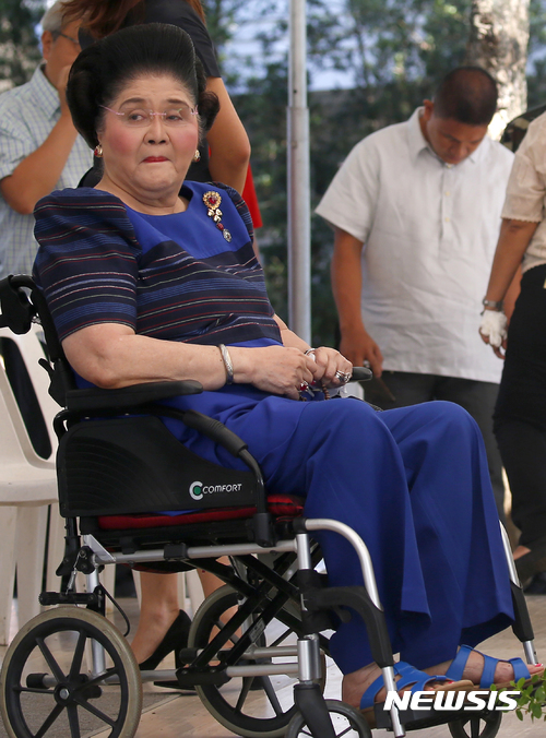 【타구익=AP/뉴시스】이멜다 마르코스 전 필리핀 대통령 부인이자 현재 하원의원이 28일 '국가 영웅의 날'을 맞아 타구익 시에 있는 국립 영웅묘역에 있는 남편의 묘지를 찾고 있다. 로드리고 두테르테 대통령은 지난해 11월 반대여론에도 불구하고 마르코스 시신의 국립 영웅묘역 매장을 허가했다. 2017.08.28 