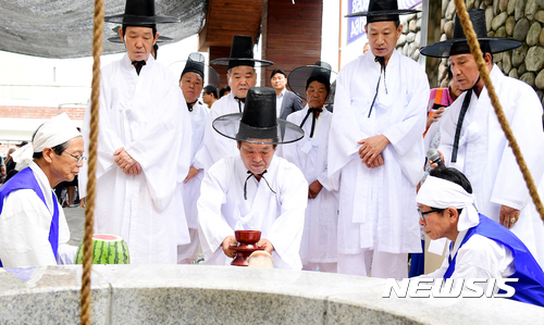 【대전=뉴시스】조명휘 기자 = 음력 칠월칠석을 맞아 28일 대전시 중구 부사동에서 '부사칠석제'가 열리고 있다.&nbsp; 부사칠석제는 백제시대 부사마을에서 있었던 것으로 전해 내려오는 '부용'이라는 처녀와 '사득'이라는 총각의 슬픈 사랑이야기에서 유래했다. 2017.08.28. (사진= 중구청 제공)&nbsp; photo@newsis.com 