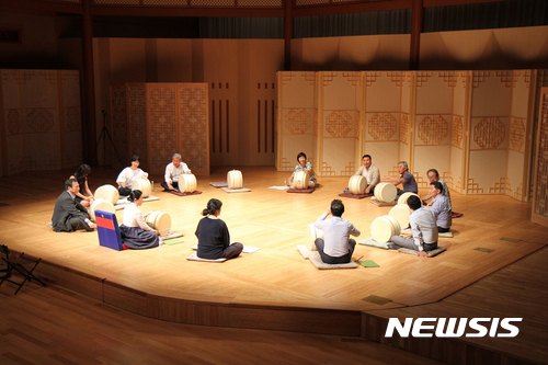 【서울=뉴시스】 국립국악원 CEO아카데미 소리북 배우는 모습. 2017.08.29. (사진 = 국립국악원 제공) photo@newsis.com