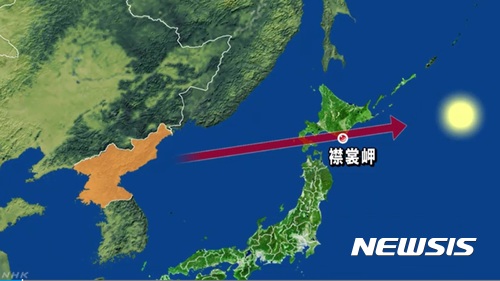 【서울=뉴시스】 북한이 29일 오전 발사한 탄도미사일 1발이 일본 북단 홋카이도(北海道)의 에리모미사키(襟裳岬) 상공을 통과해 에리모미사키 동쪽 약 1180㎞ 태평양에 낙하했다. 이미지에서 붉은선은 북한 미사일의 이동 경로를 간략히 표시한 것으로, 붉은점으로 표시된 부분이 홋카이도의 에리모사키 지역이다. (사진출처: NHK캡쳐) 2017.08.28. 