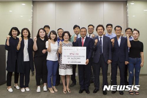 【대구=뉴시스】정창오 기자 = 29일 계명문화대 사회과학관 실습실에서 열린 장학금과 감사장 등 전달식에서 신동숙 부총장과 학생 등 대학관계자와 (사)한국치맥산업협회 이동환 수석부회장 등 임원들이 화이팅을 외치고 있다. 2017.08.29.(사진=계명문화대 제공) photo@newsis.com