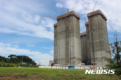 【수원=뉴시스】김경호 기자= 29일 경기 수원시 영통구 원천동 593번지 C3블럭에 현대 아이파크 49층짜리 주상복합이 올라가고 있고, 앞 쪽 수원시 영통구 원천동 605번지 등 2필지 일상3블럭(일반상업지역)은 공터로 남아 있다. 2017.08.29 kgh@newsis.com