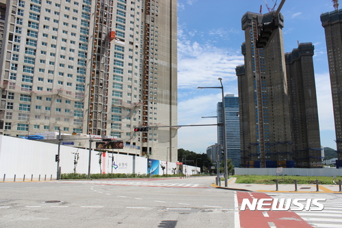 【수원=뉴시스】김경호 기자= 29일 경기 수원시 영통구 원천동 593번지 C3블럭(왼쪽) 현대 아이파크 49층짜리 주상복합과 오른쪽 공터로 남은 일상3블럭(일반상업지역) 사이 도로 위와 지하로 원래 공공보행통로가 연결되도록 지구단위계획이 설정돼 있다. 2017.08.29 kgh@newsis.com