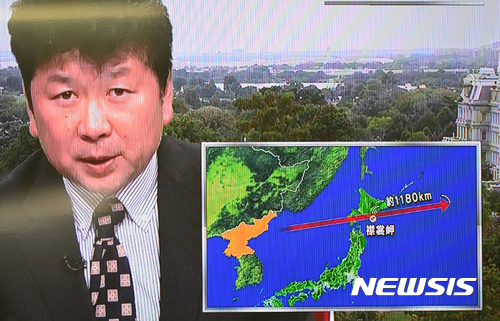 【서울=뉴시스】박진희 기자 = 합동참모본부는 북한이 29일 새벽 동쪽으로 발사한 불상 탄도미사일과 관련 "비행거리는 2700여km이고 최대고도는 550여km로 판단했다"고 밝혔다. 합참은 이날 "북한은 5시 57분께 평양시 순안일대에서 불상 탄도미사일 1발을 동쪽방향 일본상공을 지나 북태평양 해상으로 발사했다"며 "세부사항은 한미 당국에서 공동 분석중에 있다"고 말했다. 사진은 미사일 발사 후 관련 속보 방송을 하는 일본 NHK 방송 화면. 2018.08.29. (사진=NHK 켑쳐)photo@newsis.com
