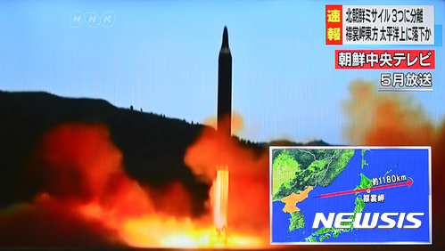 【서울=뉴시스】박진희 기자 = 합동참모본부는 북한이 29일 새벽 동쪽으로 발사한 불상 탄도미사일과 관련 "비행거리는 2700여km이고 최대고도는 550여km로 판단했다"고 밝혔다. 합참은 이날 "북한은 5시 57분께 평양시 순안일대에서 불상 탄도미사일 1발을 동쪽방향 일본상공을 지나 북태평양 해상으로 발사했다"며 "세부사항은 한미 당국에서 공동 분석중에 있다"고 말했다. 사진은 미사일 발사 후 관련 속보 방송을 하는 일본 NHK 방송. 2018.08.29. (사진=NHK 켑쳐)photo@newsis.com