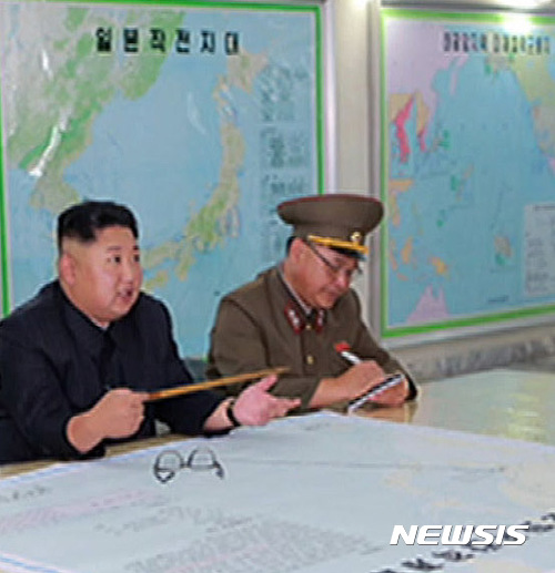 【서울=뉴시스】합동참모본부는 북한이 29일 새벽 동쪽으로 발사한 불상 탄도미사일과 관련 "비행거리는 2700여km이고 최대고도는 550여km로 판단했다"고 밝혔다.&nbsp; 김정은 조선노동당 위원장 겸 국무위원장, 조선인민군 최고사령관이 지난 8월 14일 조선인민군 전략군사령부를 시찰 당시 모습.&nbsp; 김정은 위원장 뒷로 일본작전지대가 보이고 있다. 2017.08.29. (사진=조선중앙TV 캡처)&nbsp; photo@newsis.com 