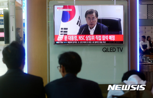 【서울=뉴시스】조성봉 기자 = 북한이 평양 순안일대에서 중거리급 이상으로 추정되는 탄도미사일 1발을 동쪽방향 일본상공을 지나 북태평양 해상으로 발사한 29일 오전 서울 용산구 서울역대합실에서 시민들이 뉴스를 시청하고 있다.&nbsp; 2017.08.29.suncho21@newsis.com