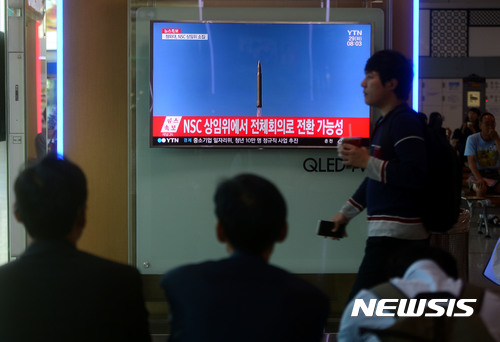 【서울=뉴시스】조성봉 기자 = 북한이 평양 순안일대에서 중거리급 이상으로 추정되는 탄도미사일 1발을 동쪽방향 일본상공을 지나 북태평양 해상으로 발사한 29일 오전 서울 용산구 서울역대합실에서 시민들이 뉴스를 시청하고 있다. 2017.08.29.suncho21@newsis.com