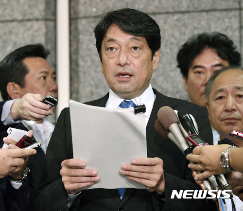 【도쿄=AP/뉴시스】오노데라 이쓰노리 일본 방위상이 29일 도쿄 방위성 앞에서 북한의 미사일 발사에 대해 기자회견을 갖고 있다. 2017.08.29