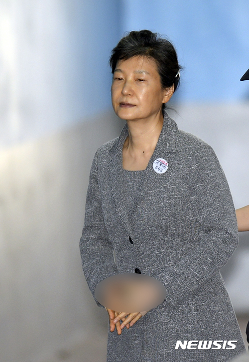 【서울=뉴시스】최진석 기자 = 박근혜 전 대통령이 지난해 8월29일 오전 서초구 서울중앙지방법원에서 열린 국정농단 관련 60차 공판에 출석하고 있다. 2017.08.29.&nbsp; myjs@newsis.com