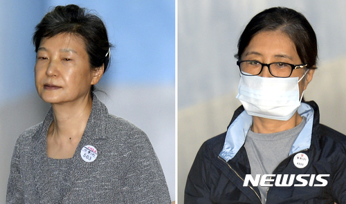 【서울=뉴시스】최진석 기자 = 박근혜(왼쪽) 전 대통령과 '비선실세' 최순실이 29일 오전 서초구 서울중앙지방법원에서 이재용 삼성전자 부회장의 1심 선고 공판 뒤 처음으로 열린 국정농단 관련 60차 공판에 각각 출석하고 있다. 2017.08.29. myjs@newsis.com