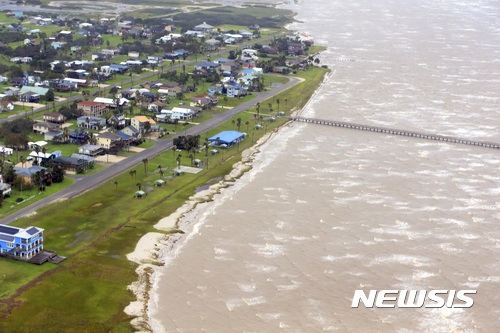 【코퍼스 크리스티=AP/뉴시스】허리케인 하비의 영향으로 28일(현지시간) 미국 텍사스주 코퍼스 크리스티 해안가에 물이 들이치고 있다. 2017.08.29 