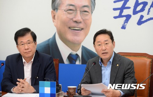 【서울=뉴시스】홍효식 기자 = 더불어민주당 박범계(오른쪽) 적폐청산위원장이 29일 오전 서울 여의도 국회에서 열린 적폐청산위원회 3차 회의에 참석해 남재준 전 국정원장과 NLL대화록 공개건 관련 발언을 하고 있다. 왼쪽은 신경민 의원. 2017.08.29. yesphoto@newsis.com