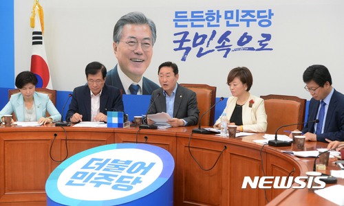 【서울=뉴시스】홍효식 기자 = 더불어민주당 박범계(가운데) 적폐청산위원장이 29일 오전 서울 여의도 국회에서 열린 적폐청산위원회 3차 회의에 참석해 남재준 전 국정원장과 NLL대화록 공개건 관련 발언을 하고 있다. 2017.08.29. yesphoto@newsis.com