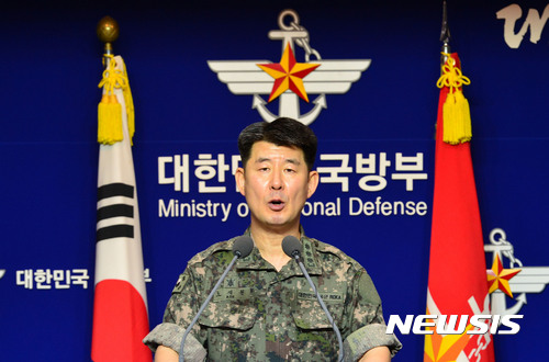 【서울=뉴시스】박진희 기자 = 노재천 합동참모본부 공보실장이 29일 오전 서울 용산구 국방부 브리핑실에서 북한의 대륙간탄도미사일(ICBM)급 발사와 관련하여 우리 군의 입장을 발표하고 있다. 이날 합동참모본부는 "북한이 29일 오전 5시 57분께 평양시 순안 일대에서 불상 탄도미사일 1발을 동쪽방향 일본상공을 지나 북태평양 해상으로 발사했고, 비행거리는 2700여km이고 최대고도는 550여km로 판단했다"고 밝혔다. 2017.08.29.pak7130@newsis.com