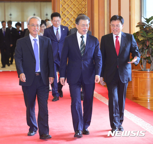 【서울=뉴시스】전진환 기자 = 문재인 대통령이 29일 오전 청와대 충무실에서 임명장 수여식을 마치고 김덕룡(오른쪽) 민주평화통일자문회의 수석부의장, 문성현(왼쪽) 경제사회발전 노사정위원장과 환담장으로 향하고 있다. 2017.08.29.&nbsp; amin2@newsis.com 