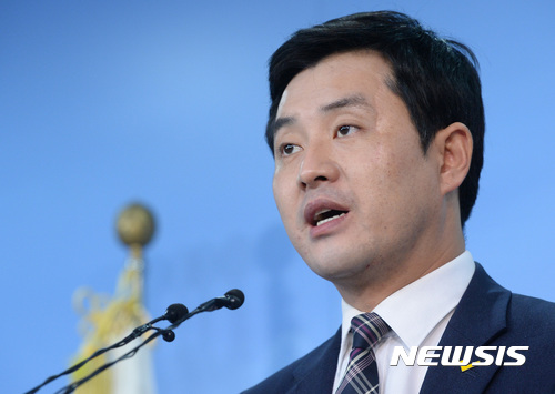 【서울=뉴시스】이영환 기자 = 정의당 최석 대변인이 29일 오전 서울 여의도 국회 정론관에서 북한 미사일 발사 관련 브리핑을 하고 있다. 최석 대변인은 북한의 탄도미사일 발사와 관련해 "북한은 도발을 강행하면 할수록 더욱 더 고립되고 자멸을 재촉할 뿐이라는 점을 명심해야한다"고 비판했다. 2017.08.29.&nbsp; 20hwan@newsis.com 