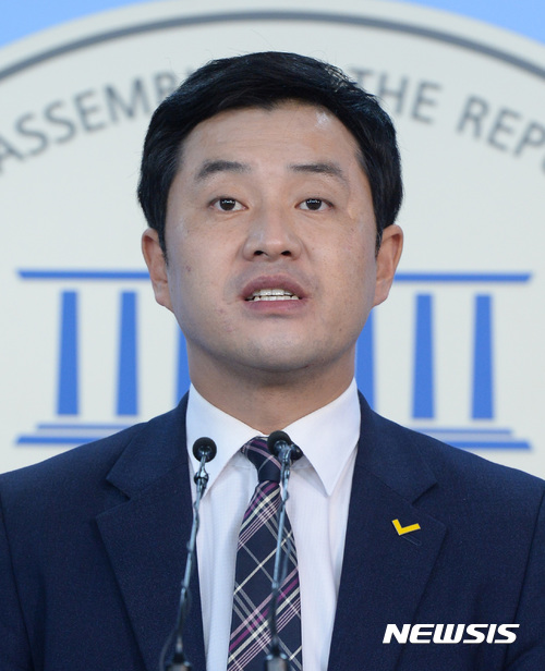 【서울=뉴시스】이영환 기자 = 최석 정의당 대변인. 2017.08.29. 20hwan@newsis.com