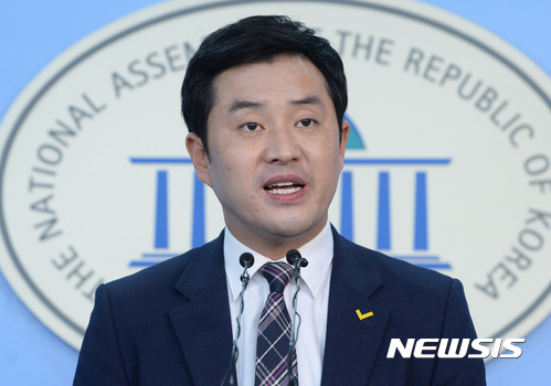 【서울=뉴시스】이영환 기자 = 정의당 최석 대변인. 2017.08.29. 20hwan@newsis.com